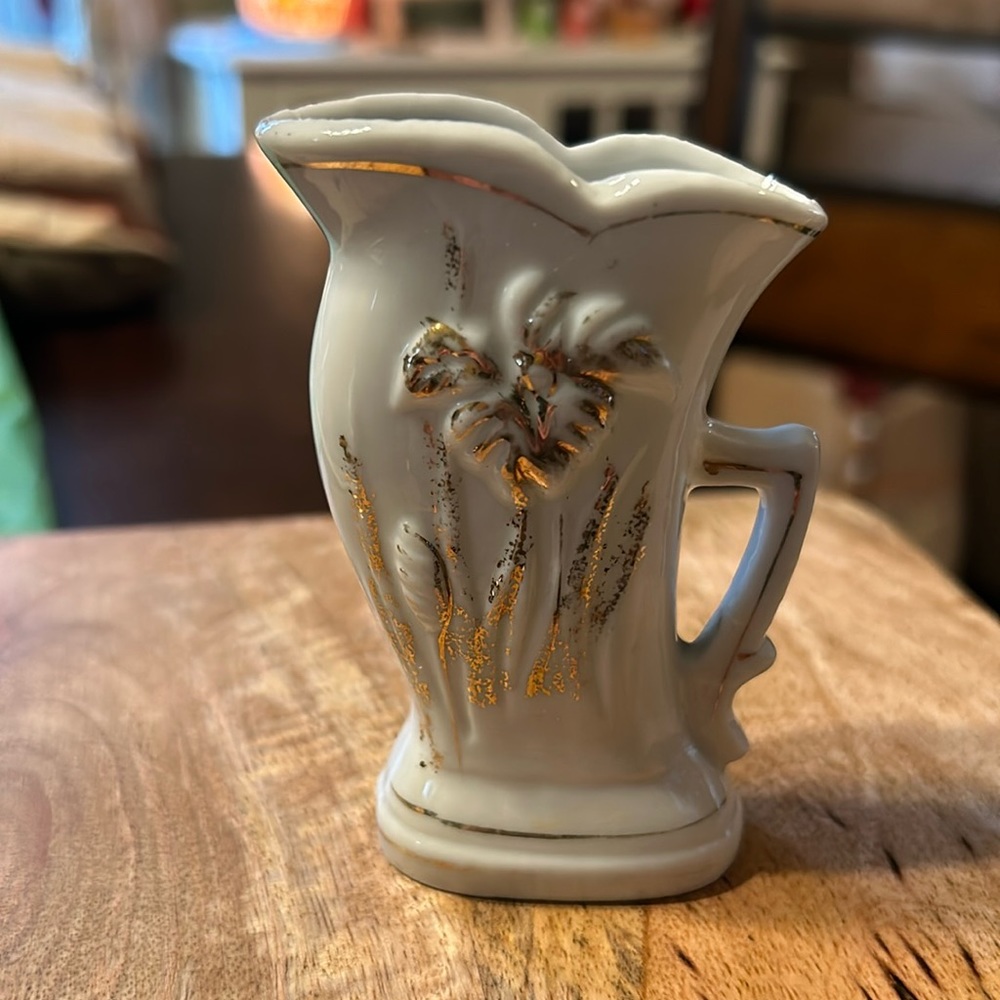 Vintage Porcelain Bud Vase Nippon Yoko Boeki Co Accented with Gold BEAUTIFUL 🤩